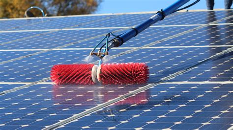 Nettoyage de panneaux solaires / photovoltaïques à .